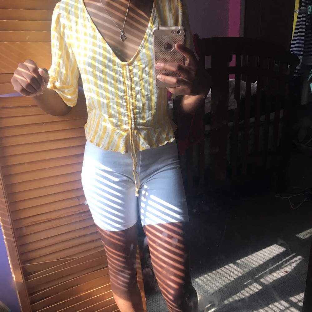 🌼 Yellow Cropped Flowy Top 🌼